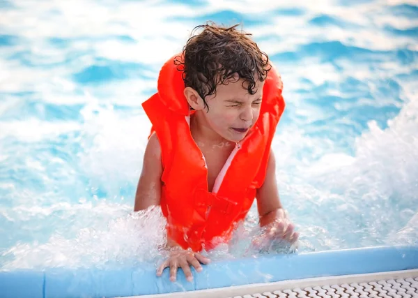 Kleiner Junge Mit Aufblasbarer Schwimmweste Pool Hat Ein Glückliches Lächeln — Stockfoto