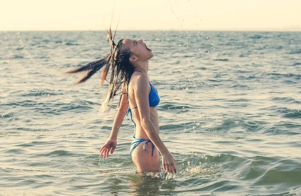 Genç Kız Denizde Duruyor Uzun Islak Saçlarını Geriye Atıyor Mavi — Stok fotoğraf