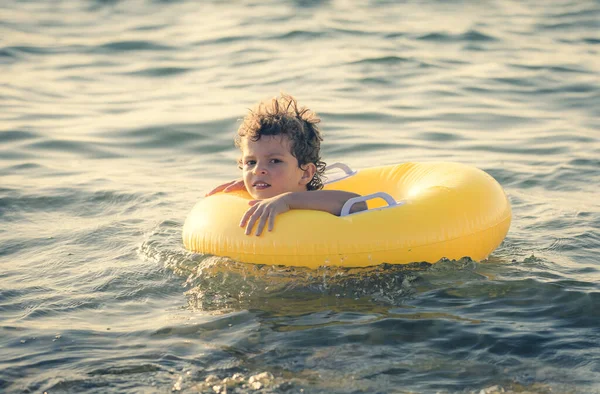 Happy Child Een Gele Opblaasbare Cirkel Drijvend Zwarte Zee — Stockfoto