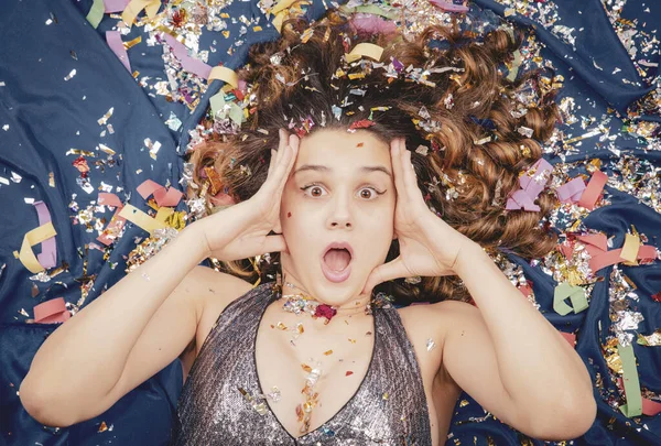 Retrato Uma Menina Encantadora Bonito Com Cabelos Escuros Olhares Infelizes — Fotografia de Stock