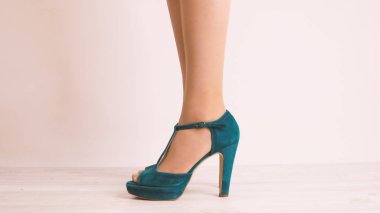 Yüksek topuklu güzel kadın bacaklarının yakın çekimi.