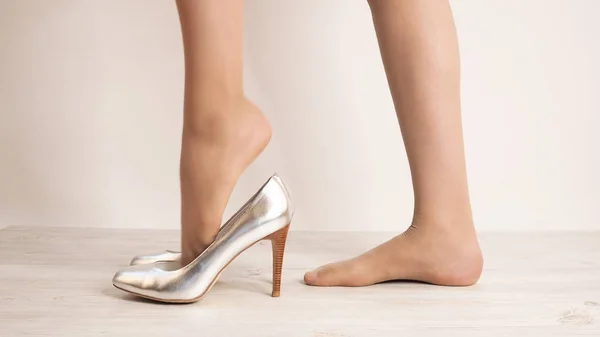 Młoda Kobieta Nogi Próbuje Parę Nowych Błyszczących Butów Sklepie Zakup — Zdjęcie stockowe