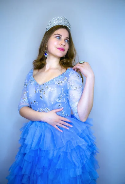 Kadın Mücevher Tacını Mavi Organza Şelale Elbisesini Giyiyor Çekiciliği Olan — Stok fotoğraf