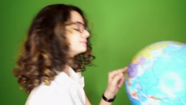 Красива Молода Дівчина Глобусом Зеленому Фоні — стокове відео