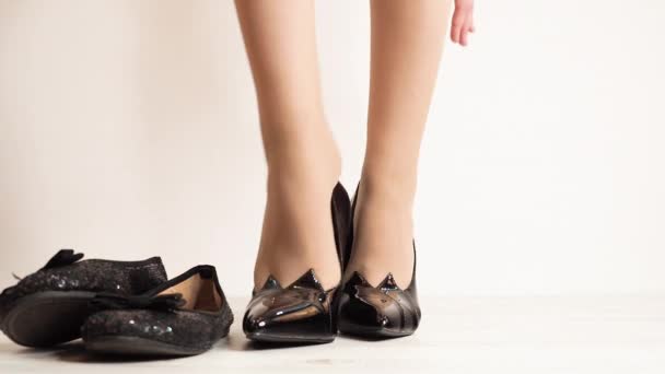 Imagens Close Mulher Elegante Sapatos Salto Alto Fundo Branco — Vídeo de Stock