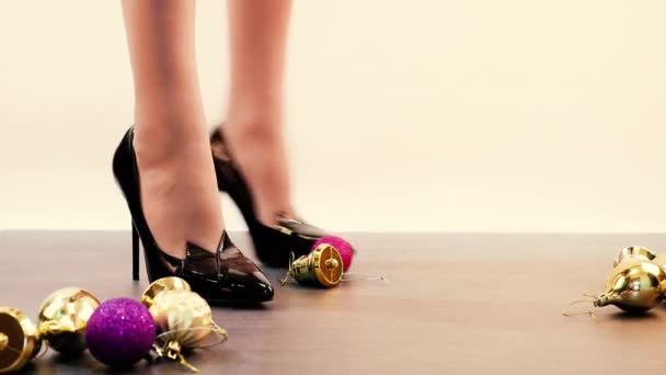 Plan Rapproché Femme Dans Des Chaussures Talons Hauts Élégantes Décorations — Video