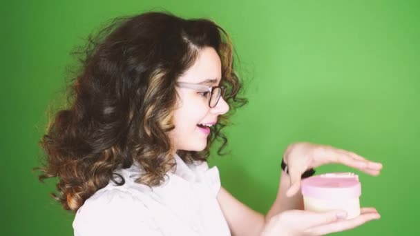 Hermosa Joven Abriendo Caja Regalo Sobre Fondo Verde — Vídeos de Stock