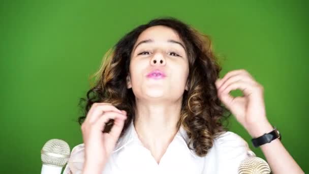 Krásná Mladá Dívka Mluví Mikrofony Zeleném Pozadí — Stock video