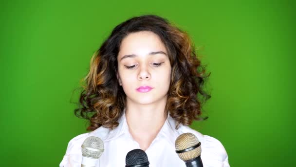 Bela Menina Falando Com Microfones Fundo Verde — Vídeo de Stock