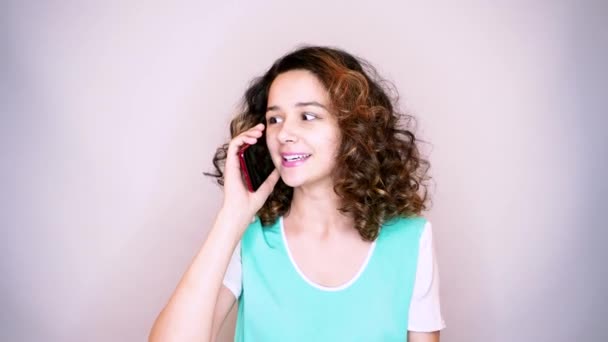 Mooi Jong Meisje Praten Door Telefoon Witte Achtergrond — Stockvideo