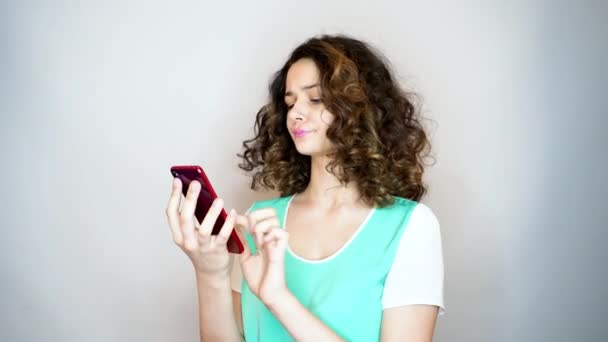 Όμορφη Νεαρή Κοπέλα Χρησιμοποιώντας Smartphone Λευκό Φόντο — Αρχείο Βίντεο