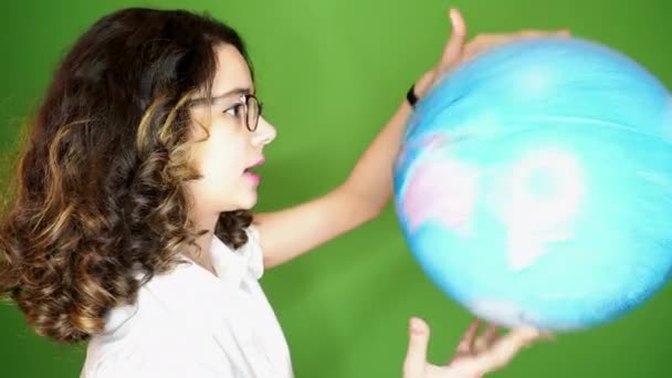 Schönes Junges Mädchen Mit Globus Auf Grünem Hintergrund — Stockvideo
