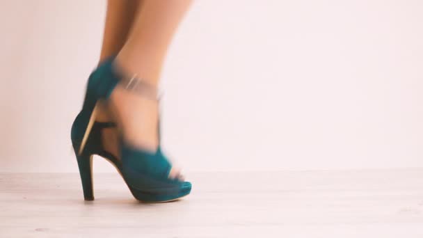 Крупным Планом Снимают Женщину Стильных Туфлях Высоком Каблуке Белом Фоне — стоковое видео