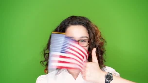 Bella Ragazza Con Bandiera Americana Sfondo Verde — Video Stock