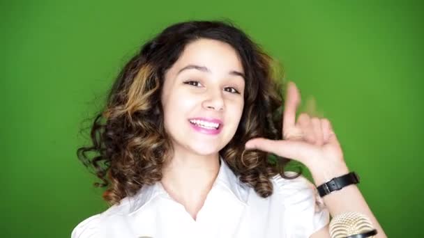 Krásná Mladá Dívka Mluví Kameru Zeleném Pozadí — Stock video