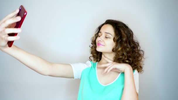 Hermosa Chica Joven Haciendo Selfie Con Teléfono Inteligente Sobre Fondo — Vídeos de Stock