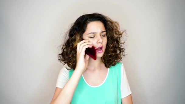 Hermosa Joven Hablando Por Teléfono Sobre Fondo Blanco — Vídeos de Stock