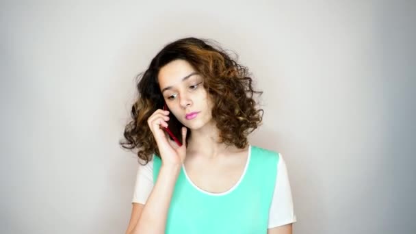 Bela Menina Falando Por Telefone Fundo Branco — Vídeo de Stock