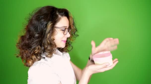 Bela Menina Com Coração Forma Caixa Presente Fundo Verde — Vídeo de Stock