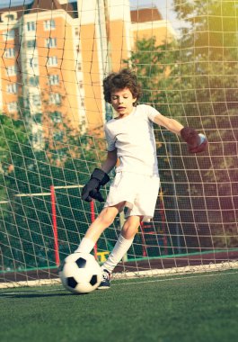 Çocukların futbol maçı. Futbol sahasındaki küçük çocukların maçı. Genç kaleci. Çocuklar, futbol şampiyonu. Stadyumda futbol takımının erkek kalecisi. Spor konsepti.