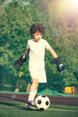 Çocukların futbol maçı, futbol sahasındaki küçük çocukların maçı.