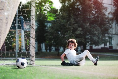 Çocukların futbol maçı. Futbol sahasındaki küçük çocukların maçı. Genç kaleci. Çocuklar, futbol şampiyonu. Stadyumda futbol takımının erkek kalecisi. Spor konsepti.
