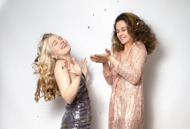 Kulüpte eğlenen sevimli kızların görüntüsü. Gri bir arka planda izole edilmiş. Boşluğu kopyala