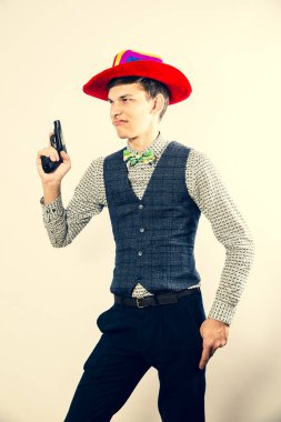 Karnavalda kovboy gibi silahlı komik yakışıklı bir adam.