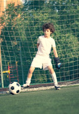 Çocukların futbol maçı, futbol sahasındaki küçük çocukların maçı.