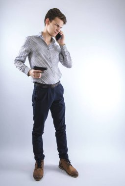 Genç adam ilişkisini bitirdi. Depresyondaki genç adam faul yaptı. Boşluğu kopyala