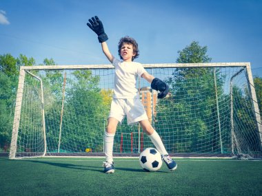 Küçük çocuklar için yaz futbol turnuvası. Futbol kulübü. Oyunun heyecanı ve neşesi. Genç kaleci. Çocuklar, futbol şampiyonu. Stadyumda futbol takımının erkek kalecisi. Spor konsepti.