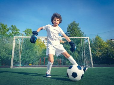 Küçük çocuklar için yaz futbol turnuvası. Futbol kulübü. Oyunun heyecanı ve neşesi. Genç kaleci. Çocuklar, futbol şampiyonu. Stadyumda futbol takımının erkek kalecisi. Spor konsepti.