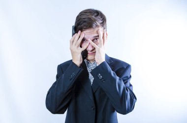 Yaptıklarından pişmanlık duyan, silahlı bir genç adam. Boşluğu kopyala