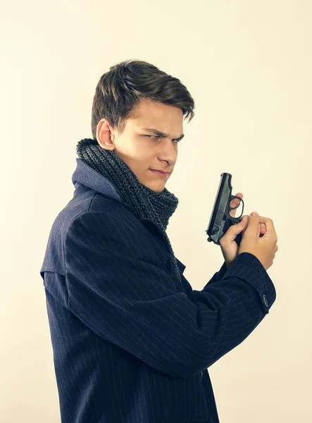 Молодой Коп Пальто Шарфе Пистолетом Правой Руке Вид Сбоку — стоковое фото