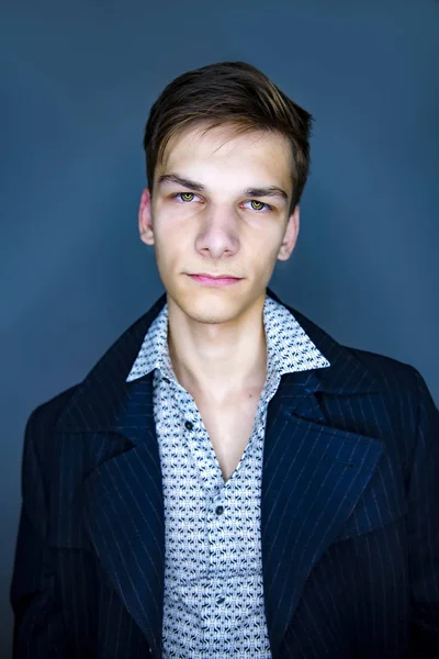 Retrato Guapo Joven Caucásico Vestido Con Camisa Blanca Abrigo Negro — Foto de Stock