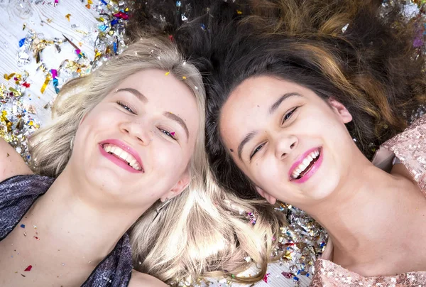 Két Gyönyörű Lány Egy Nightclubban Fekszik Földön Cukorkában Nézi Kamerát — Stock Fotó