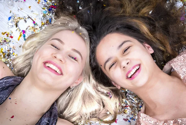 Deux Belles Filles Dans Une Boîte Nuit Trouvent Sur Sol — Photo