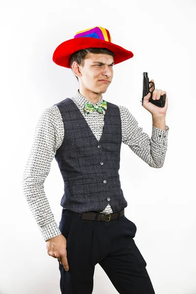 在狂欢节里拿着枪当牛仔的英俊男子 — 图库照片