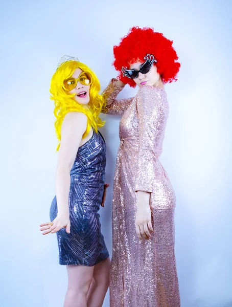 Zwei Glamouröse Und Schöne Mädchen Hellen Kleidern Und Perücken Haben — Stockfoto