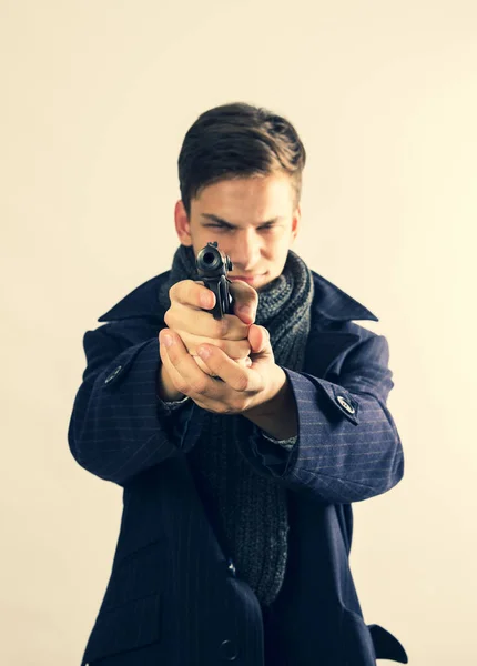 Młody Przestępca Celujący Pistoletu Tle Skupienie Selektywne — Zdjęcie stockowe