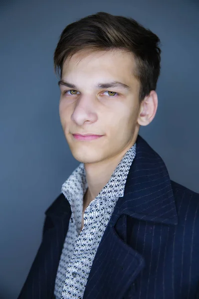 Retrato Guapo Joven Caucásico Vestido Con Camisa Blanca Abrigo Negro — Foto de Stock