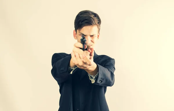 Strzelec Gotowy Strzału Jasne Tło Zdjęcie Portretowe Mężczyzny Garniturze Celującego — Zdjęcie stockowe