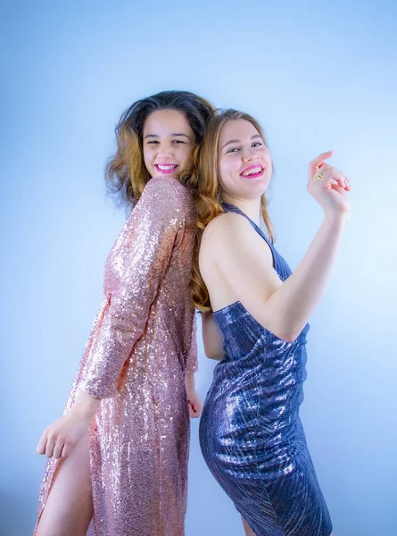 Zwei Attraktive Und Lustige Freundinnen Glänzenden Kleidern Prinzen Die Spaß — Stockfoto