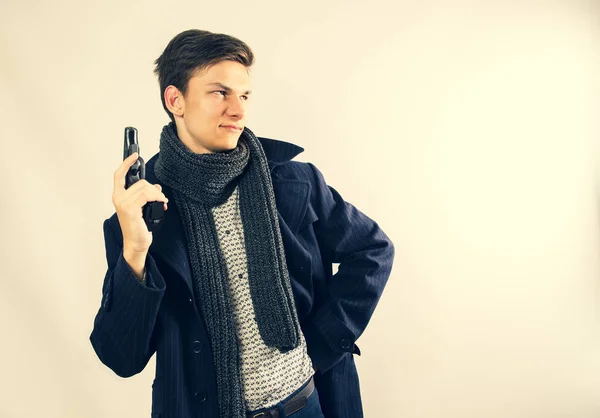 Jeune Flic Manteau Écharpe Tenant Pistolet Dans Main Droite Vue — Photo