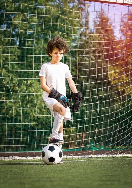 Küçük çocuklar için yaz futbol turnuvası. Futbol kulübü. Oyunun heyecanı ve neşesi. Genç kaleci. Çocuklar, futbol şampiyonu. Stadyumda futbol takımının erkek kalecisi. Spor konsepti.
