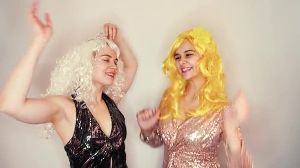 Τρελά Αστεία Χαρούμενα Όμορφα Κορίτσια Φορώντας Λαμπερά Φορέματα Και Διασκεδάζοντας — Αρχείο Βίντεο