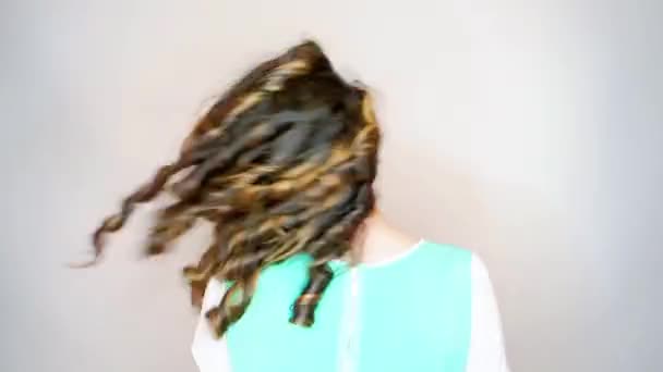 漂亮的小女孩 卷曲着头发 — 图库视频影像