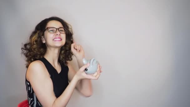 Schönes Junges Mädchen Mit Keramikbank — Stockvideo
