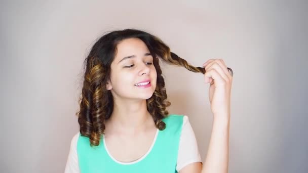 Beautiful Young Girl Curls — Stockvideo