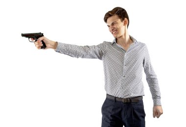 Profil görüşüne göre iş kıyafeti giymiş genç bir adam önünde silah tutuyor. Beyaz üzerine izole edilmiş, boşluğu kopyala